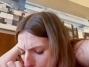 Petite transsexuelle analisée et sodomisée au visage par un grand gaillard