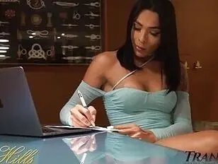 Sexy Ladyboy begehrt schwarzen Schwanz