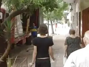 Chico sorprendido por una travesti pero follan