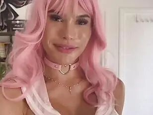 Kitty,une jolie et sexy femboy,savoure la grosse bite dans son cul.