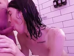 Nikki Sapphire e Autumn no chuveiro