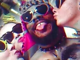 लेक्सी लाला बीबीसी द्वारा सजाई गई एक सुकुबस है।