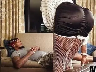 सुंदर अश्वेत डॉक्टर उसके लिंग की जांच करती है और