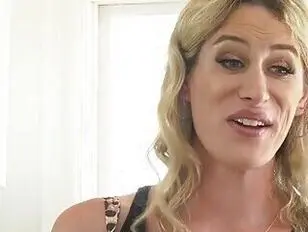 La MILF trans Nikki viene scopata dal suo figliastro nero.