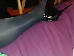 bas talons hauts regardant du porno