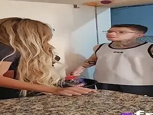 Un jeune homme suit ts jusqu'à chez lui