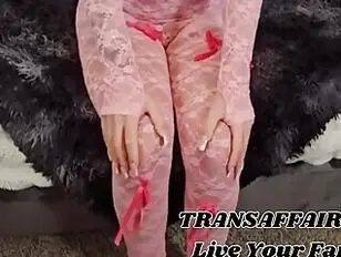 Una travesti con lencería rosa gruesa fue follada por su enorme culo.