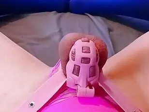 Gozando sem usar as mãos na minha gaiola de castidade