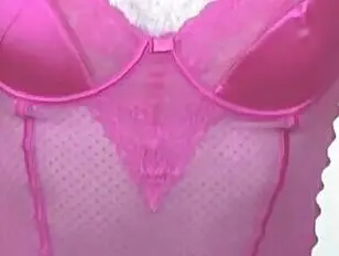 Sissy Shari in roze bustier rijdend op een dildo