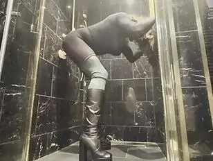 LanaChapelle,transexual,se divierte sola en la ducha de una habitación de hotel.