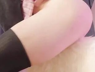 Un chico afeminado con una falda sexy juega con su trasero limpio y apretado.