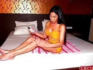 Extreem rauwe anale seks met een ladyboy