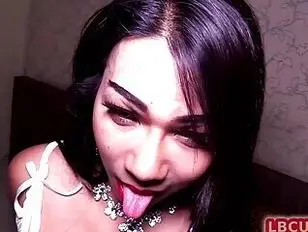 Juego anal con una transexual y sexo anal sin protección