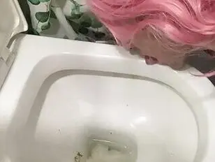 sissy camila lambendo o vaso sanitário