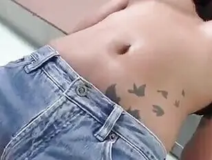 Ik bewonder de slanke,gebruinde jonge Thaise transgender vrouw.