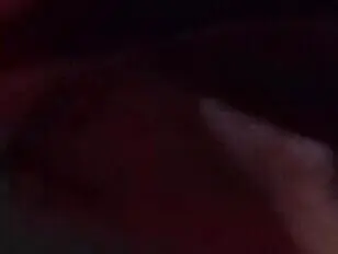 Erika,une CD sexy,se promène en public tard dans la nuit en robe rouge sexy et talons hauts