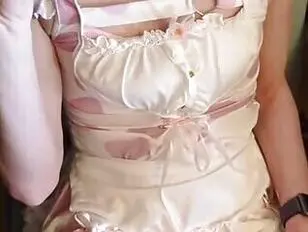 Mignonne sissy baisée