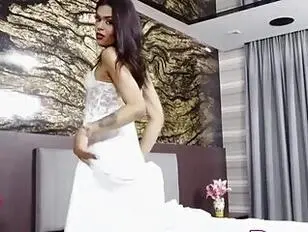 La sensuale ragazza latina Alice Silva,una sensuale trans,si fa penetrare duramente nell'ano.