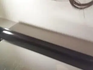 Een geile transseksueel masturbeert in de badkamer.