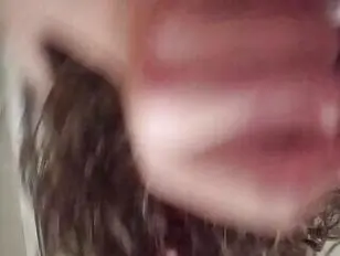 Een geile transseksueel masturbeert in de badkamer en gebruikt een roze dildo.