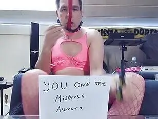 Sissy Marcel Wende maakt een video voor meesteres Aurora.