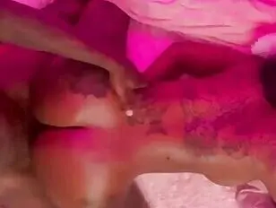 Mujer transgénero morena sudorosa recibe un intenso dolor anal que termina en un desastre de semen en sus nalgas.