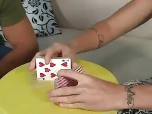 La MILF Shay Fox e un giovane fanno sesso dopo una partita di strip poker.