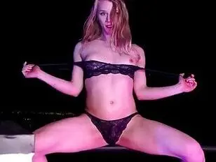Brilhante,arrogante e nu com nossas travestis de cabelos dourados.