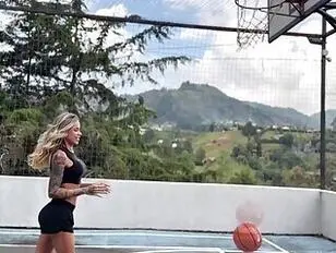 Serjarabbit e Jhenna Grey giocano a basket