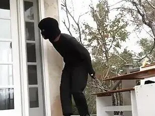Le cambrioleur est surpris par la dame