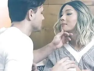 Travestito asiatico riempito di sperma da un amico bianco