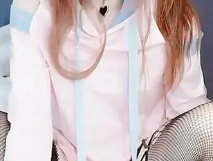 Japanische Sissy spreizt ihren Arsch und meistert einen riesigen rosa Dildo