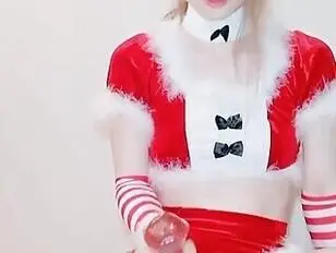 Femboy japonês com pênis fofo monta um vibrador em forma de cavalo