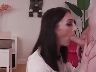 ऑफिस में अपने बॉस के बहकावे में आ गया