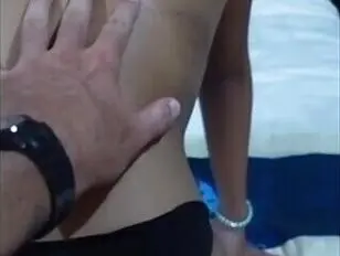 Chico afeminado delgado con bragas negras recibe 2 pollas