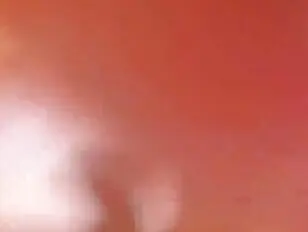 Kimmy monta una polla con una linda tanga y recibe una eyaculación facial.