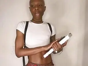 Schwarzes Teenager-Twink-Femboy-Rollenspiel