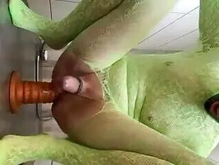 मेरे अंदर और भी कठोर और गहरा।
