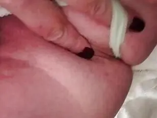 Dita nel sedere nelle mutandine