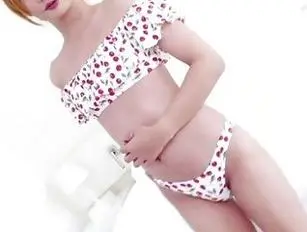 La bella trans asiatica dai capelli rossi Aommy si masturba il cazzo sul letto