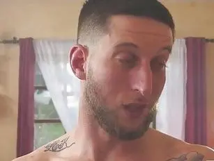 Voluptueuze trans-vampier Aubrey Kate zonder condoom