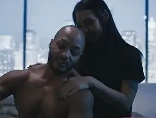 Tgirl Khloe Kay inculata da un ragazzo di colore