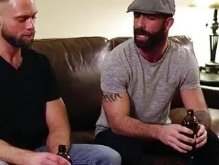 Jake Nicola met toute la bite de Zayne Romans dans sa bouche