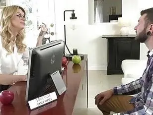 TS Casey suplica chupar la polla de sus compañeros de trabajo