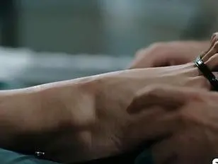 TGirl lascia che il suo patrigno le sbatte il culo