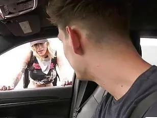 TS Dahlia lutscht ein paar zufällige Typen Bonera