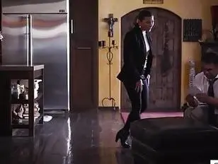 La trans bionda Emma Rose scopre il patrigno