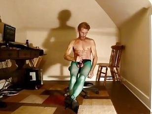 BOB MILGATE COMPLETAMENTE REVELADO CON NYLON VERDE TRANSPARENTE Y TACONES ALTOS