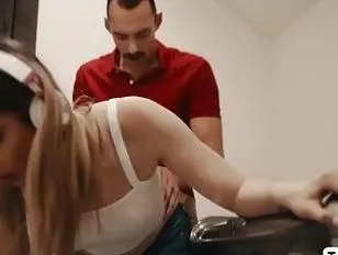 Il patrigno pervertito non è protetto da una tettona TS stepteen