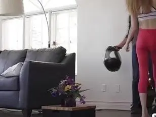 Smalltits TS z gołym tyłkiem od starego przyrodniego brata